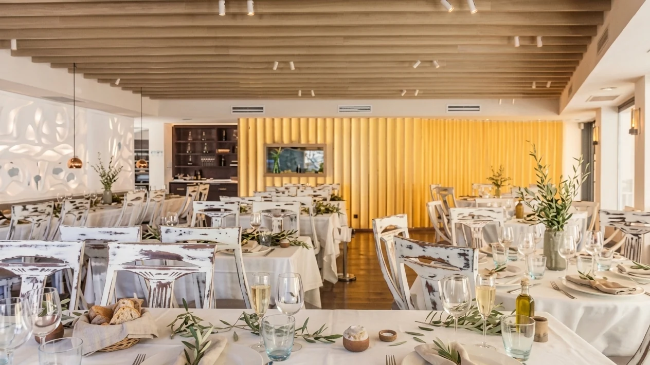 Comedor luminoso de Rocxi Beach preparado para una comida festiva